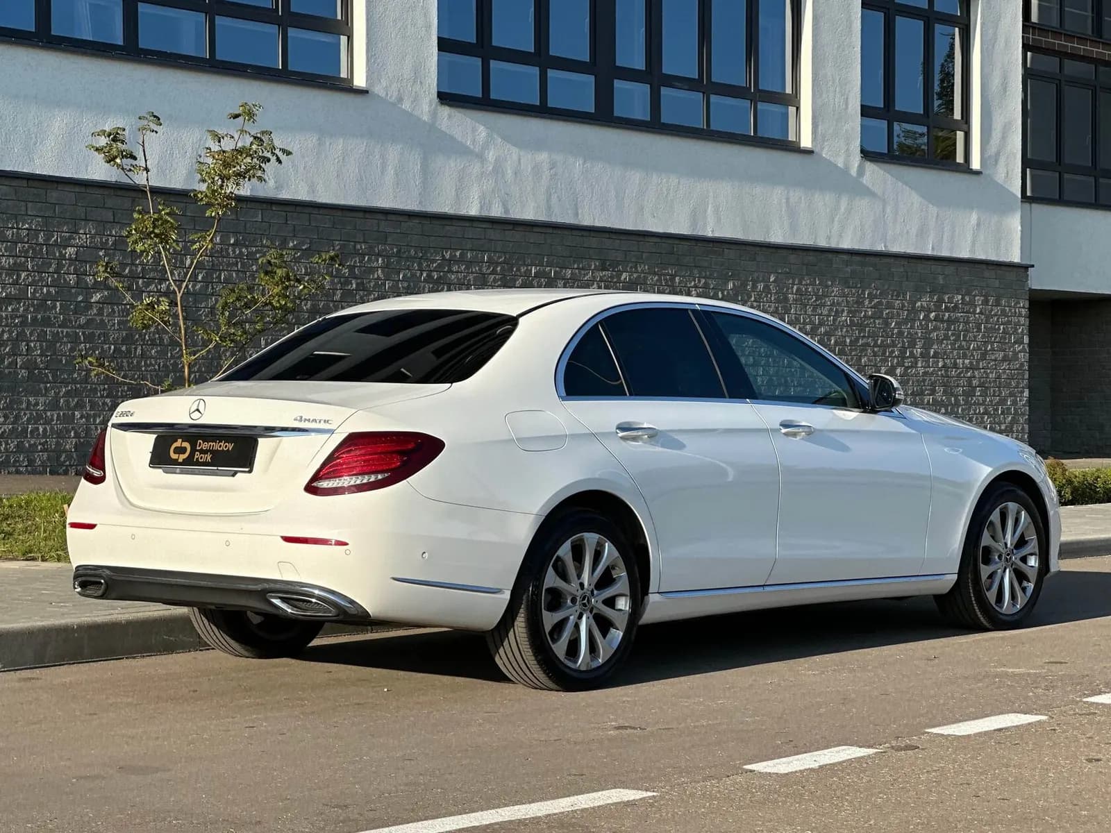 Mercedes-Benz E220d — фото 12