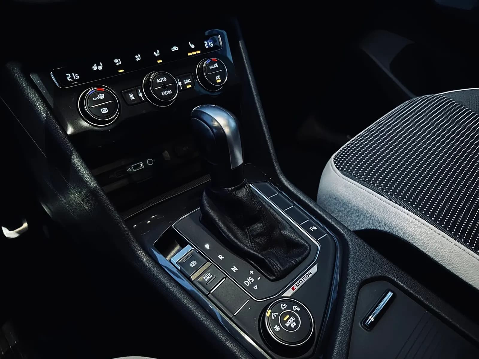 Volkswagen Tiguan — фото 13